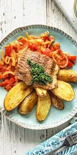 Step By Step Rezept Sukower Welsfilet Mit Ofenkartoffeln Petersilien Zitronen Ol Und Wurzigem Tomatengemuse Fisch 30 Minuten Welsfilet Rezepte Abendessen