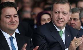 Cumhurbaşkanı erdoğan, ali babacan'a parti mi kuracaksınız sorusunu yönelttiğini, babacan'ın da şu anda düşünmüyoruz ama bir platform olarak çalışıyoruz yanıtını verdiğini söyledi. Ali Babacan In Aciklamasindaki Dikkat Ceken Erdogan Benzerligi Tele1