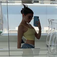 With over 10 million instagram followers, it's obvious that madison beer is pretty…hot! The Top Yellow Pastel Madison Beer On His Account Instagram Madisonbeer Spotern