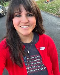 Hello brains trust! I'm looking for a kind, anonymous, and thoughtful  gesture to show appreciation for an admin worker in the office. She works  tirelessly behind the scenes at the school, and