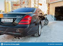 Le Dos Du Pare Chocs Et Du Tronc D Une Voiture De Classe D Affaires De Mercedes Benz Une Longue Limousine Noire Modele D Amg Su Image Editorial Image Du Pare Benz 135234100