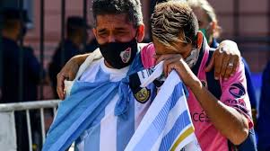 توفي دييجو أرماندو مارادونا، أسطورة الكرة الأرجنتينية، اليوم الأربعاء عقب تعرضه لسكتة وكان مارادونا خضع مؤخرًا لعملية جراحية لإزالة جلطة دموية الرأس. Ù…Ø­Ø§Ù…ÙŠ Ù…Ø§Ø±Ø§Ø¯ÙˆÙ†Ø§ ÙŠØ·Ø§Ù„Ø¨ Ø¨Ø§Ù„ØªØ­Ù‚ÙŠÙ‚ ÙÙŠ ÙˆÙØ§Ø© Ø§Ù„Ù†Ø¬Ù… Ø§Ù„Ø£Ø±Ø¬Ù†ØªÙŠÙ†ÙŠ Ø§Ù„Ø´Ø±Ù‚ Ø§Ù„Ø£ÙˆØ³Ø·