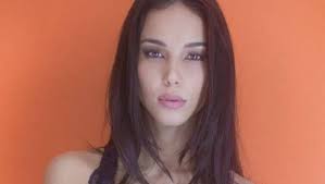 Chi è paola di benedetto del grande fratello 2020, ex madre natura e concorrente miss italia partiamo con una breve biografia di paola di benedetto, che è e cosa fa nella vita per guadagnarsi da. Paola Di Benedetto Stacco Di Coscia E Lato A Da Impazzire Foto