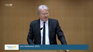 Mot den bakgrunden är det egendomligt att han hanterat sin kris så illa. Lars Adaktusson Posts Facebook