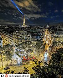 Avenue Des Champs Elysees La Tour Eiffel A Paris Paris Skyline Paris Travel