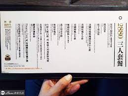 屋馬燒肉號稱台中最難訂位的燒肉 ，這篇提供大家 屋馬2020菜單 跟 全部6家分店的訂位電話 ，讓妳們不用一家家找。 屋馬燒肉有套餐跟單點的型式 ，雙人套餐1680元起，餐點份量滿足夠的，有沙拉+小菜+泡菜+肉品(牛豬雞)+海鮮粥(or米飯)+海鮮+甜點+飲料，還有雞湯可以無限續喝。 å°ä¸­å¸‚è¥¿å€ç¾Žé£ŸæŽ¨è–¦å±‹é¦¬ç‡'è‚‰æ–™äº­ åœ'é‚¸åº— å°ä¸­è¥¿å€ å±‹é¦¬ç‡'è‚‰åœ'é‚¸åº— å…§é™„èœå–® å°ä¸­å¿…åƒé ‚ç´šç‡'è‚‰ç¾Žå'³é›žæ¹¯å–åˆ°é£½å»ºè­°ææ—©è¨‚ä½ Walkerland Taipeiwalker Japanwalker Walkerland