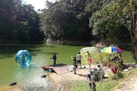 Bukit fraser terletak di banjaran titiwangsa dan berada di negeri pahang, mempunyai jarak sejauh 104 kilometer sahaja dari ibu kota kuala lumpur. 11 Tempat Menarik Di Fraser Hill Yang Wajib Anda Lawati Bidadari My
