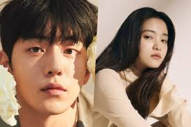 The picture shows that nam joo hyuk offers and gives water to shin se kyung. Breaking Lee Sung Kyung And Nam Joo Hyuk Confirmed To Have Broken Up Soompi