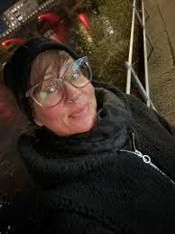 Hej. Valdrin heter jag och söker jobb i Göteborg. Jag är öppen för all typ  av jobb, helst inom kundservice eller lager då jag nyligen har tagit ett  truckkort! Jag är en