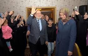 Temel karamollaoğlu, saadet partisi'nin genel başkanlığını yapmaktadır. Temel Karamollaoglu Nun Esi Kimdir Ingiliz Karisi Olay Oldu Meger Internet Haber