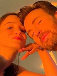 Chris Evans aparece de aliança na New York Comic Con, alimentando rumores  de casamento