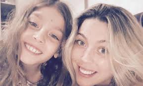 En esta versión se eligió a la 37.ª reina del festival, y sucesora de kika silva, mediante el voto de los periodistas acreditados para el evento. Daniela Aranguiz Chochea Con Su Hija Que Habla 4 Idiomas