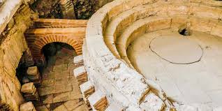 Thermae) era o nome usado pelos romanos para designar os locais destinados aos banhos públicos, embora o uso de banhos públicos já fosse praticado pelos caldeus há muito tempo antes. Termas Romanas De Evora Na Camara Municipal