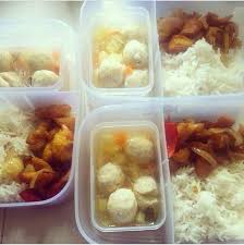 Lauk ayam goreng kunyit ni mak aku cakap boleh masuk tema masakan bajet la. Nasi Ayam Goreng Kunyit Sup Fishball Food Chicken Lunch Box