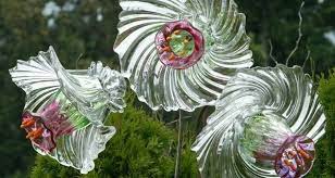 Use strong adhesive for outdoor usage and clean well both surfaces before gluing. 20 Upcycled Garden Glass Flowers Made Of Old Plates