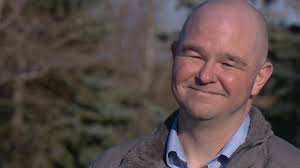 Okotoks girls hockey team helps teen reunite with stolen cellphone