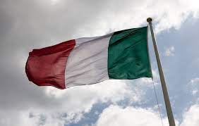 Red and white were considered as the colors of milan, while green was referred for the milanese civic guard uniforms. Italiens Flagga Kop Din Flagga Hos Flaggoronline Se