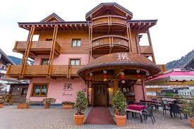 She was probably as aryan as alexander himself.: Hotel Arisch Aprica Valtellina