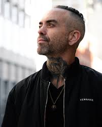 There are only two things in life that have ever calmed my anxiety. Sunsets  in LA and hugs from @thatdreas. I'll take them both please. Love my life,  my wife and my