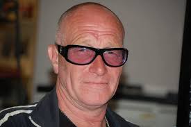 Snotverdomme, René Bom, Wat gaat het al ontzettend lang terug dat ik  smakelijk om je woordspelingen kon lachen. Dat was in de oude OLS-tijd in  Den Haag. “Ik bennut Rudy Bennett” –