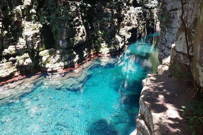 Cidade hist&oacute;rica de MT re&uacute;ne cachoeira gigante, c&acirc;nion de &aacute;gua cristalina e ru&iacute;nas de mais de 200 anos