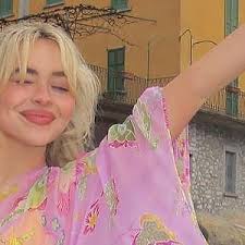 Sabrina Carpenter Online