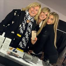 She stands at an average height of 5 feet 7 inches and weighs under 48 kilograms. Leni Klum Annesi Heidi Klum Un Izinde Magazin Haberleri Ntv