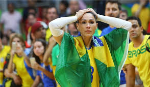 A ponteira torceu o tornozelo direito depois de tentar um bloqueio ainda no primeiro set do jogo. Jaqueline Anuncia Aposentadoria Da Selecao Brasileira