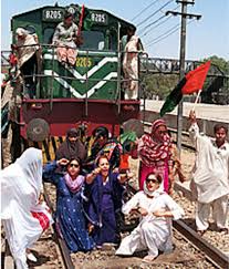 Bhutto's rise carved path for Pakistani women - CSMonitor.com