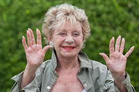 Neuf mois après son inhumation à cannes, à quoi ressemble la. Annie Cordy Sa Carriere Ses Succes Sa Famille Retour Sur La Vie De Tata Yoyo