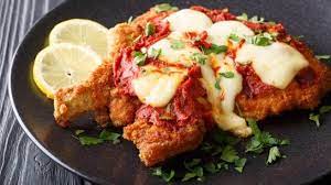 Otro plato de tradición rioplatense son las milanesas a caballo, milanesa servida con uno o dos huevos fritos encima (de ahí el nombre, que los huevos vienen montados a caballo de la milanesa) también tradicionalmente acompañada de papas fritas. The Milanesa Napolitana A Short History Cedron Wine Bar