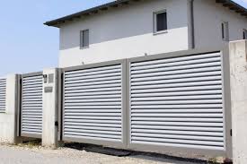 Super Zaun Zweifarbige Aluzaunanlage Modell Newton Blickdichte Ausfuhrung Mit Extra Viel Bodenluft Auf Kundenwunsch 150 Mm Alu Zaun Zaune Und Tore Zaun