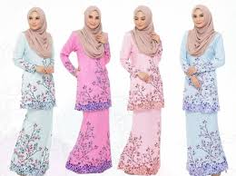 This type of costume is the national dress although baju kurung is the generic name of the attire for both males and females, in malaysia, the female dress is referred to as baju kurung. Rona Navy Blue Maroon Dijangka Popular Raya Tahun Ini Apa Pilihan Anda Mode Mstar