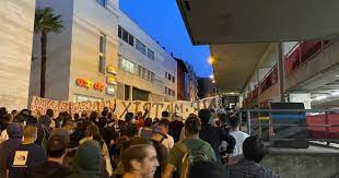 Si è animata la manifestazione dei molinari iniziata nella prima serata di oggi. Marco Stiamo Arrivando I Molinari Sono Sotto La Casa Di Borradori Ticinolibero