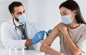 Το εμβόλιο της j&j έχει εγκριθεί και στις ηπα και στην ευρωπαϊκή ένωση, όπου επανεξετάζονται αναφορές για σπάνιες περιπτώσεις αιματικών θρόμβων. Ema Pi8anh Sxesh Anamesa Sto Embolio Ths Johnson Johnson Me Tis 8rombwseis