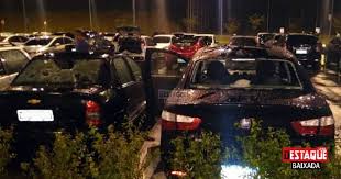 Os enormes blocos de gelo podiam ser vistos destruindo carros estacionados, a ponto de um morador escrever nas redes sociais: Temporal De Granizo Causa Destruicao De Carros No Estacionamento Do Shopping Nova Iguacu Jornal Destaque Baixada