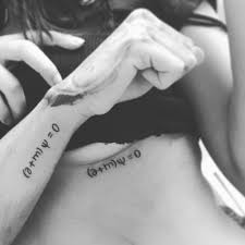 Amor Y Tinta Tatuajes Pequenos Para Parejas Locamente Enamoradas Elegir El Disene Environnant Les Unit In 2020 Couple Tattoos Small Couple Tattoos Amor Tattoo
