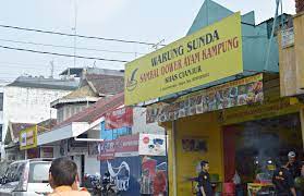 Ayam goreng literally means fried chicken in malay (including both indonesian and malaysian standards). Banjir Keringat Di Warung Sambal Dower Ayam Kampung Bogor