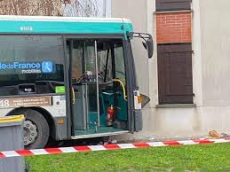 Import des abribus d'opendata.paris.fr : Picture Seine Saint Denis A Ratp Bus Hits A Wall An Extremely Rare Accident World Today News