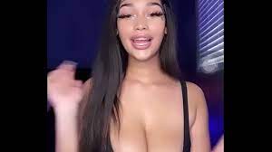 Viewers hypnotised by her swaying tits (not nude) - XNXX.COM