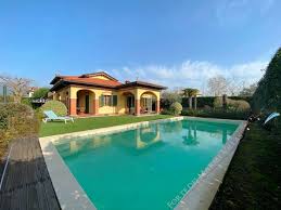 Disponiamo di numerose soluzioni di case in affitto per le tue vacanze estive a forte dei marmi. Immobili Di Lusso In Affitto A Forte Dei Marmi Ville Lusso Affitto Forte Dei Marmi