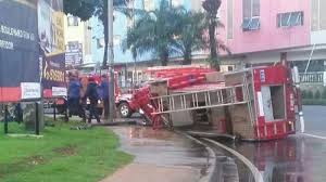 Jalur pantura masih macet total. Mobil Kecelakaan Saat Kejar Padamkan Kebakaran Di Tangsel 4 Petugas Dilarikan Ke Rumah Sakit Tribun Jakarta