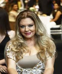 جورجينا رزق من مواليد يناير 1953 أي أنها تبلغ من العمر حالياً 67 عاماً، في حين جملت ابنتها نفس ملامحها الجميلة إلا أن الأم في فترة شبابها كانت أكثر جمال وتألق من ابنتها حالياً. Ø¬ÙˆØ±Ø¬ÙŠÙ†Ø§ Ø±Ø²Ù‚ Ø¨Ø¹Ø¯ 45 Ø¹Ø§Ù…Ø§ Ù…Ù† ØªØªÙˆÙŠØ¬Ù‡Ø§ Ù…Ù„ÙƒØ© Ø¬Ù…Ø§Ù„ Ø§Ù„ÙƒÙˆÙ† Targaryen Daenerys Targaryen Game Of Thrones Characters