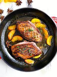 Se toarna peste rata, se mai dau citeva clocote. Piept De RaÈ›Äƒ Caramelizat Cu Portocale Casa De Vinuri Cotnari