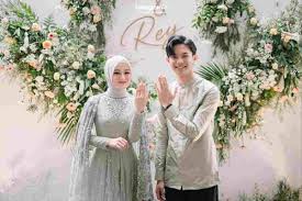 Finally memutuskan untuk buat kebaya akad, setelah mikir mikir panjang lebar. Pernikahan Dinda Hauw Dan Rey Mbayang Dengan Proses Taaruf