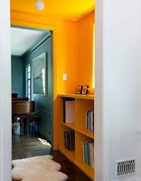 Un Plafond Et Des Murs Bouton D Or Pour Un Couloir Ultra Lumineux Plafond Jaune Interieur Maison Des Meubles Colores