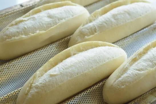 Ăn nhiều rồi... mà giờ tôi mới biết 😳 Cái bánh mì màu trắng trắng là bánh  mì cấp đông. Nó khá tiện lợi vì có thể đem cất trữ trong tủ