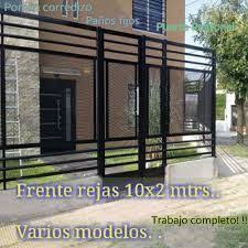 Por ello, el diseño de las casas pequeñas son cada vez más comunes, lo que hace que los diseños de fachadas estrechas sea un grato reto diario. Resultado De Imagen Para Rejas Con Mallas Para Frentes De Casas Garage Doors Iron Doors Facade