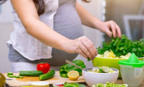 Ibu hamil juga harus menghindari makan daging yang kurang matang atau mentah karena bakteri yang ada dalam daging dapat menularkan pada bayi, menyebabkan. Wajib Diketahui Ibu Hamil Dilarang Mengonsumsi 4 Makanan Ini Tiktak Id