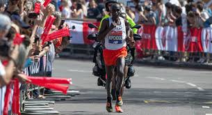 Oktober 1973 in addis abeba) war ein äthiopischer marathonläufer.er gewann die goldmedaille bei den olympischen spielen 1960 in rom und bei den olympischen spielen 1964 in tokio Eliud Kipchoge Lauft Vor Olympia Noch Den London Marathon Leichtathletik De